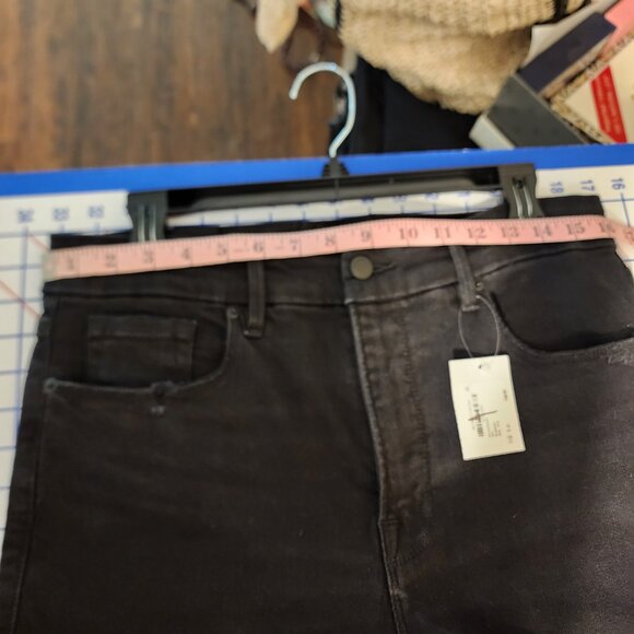 Good American Classic Chewed Hem Slim Straight Jeans NWT Black Size 14 - Picture 9 of 16